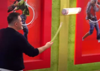 VIDEO / Sherr në Big Brother, Juli i shkon Romeos me presh në dorë: Merre fluturo, aman…