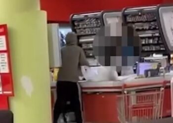 VIDEO/ Publikohen pamjet e momentit kur një 25-vjeçar me armë grabit një supermarket në Kavajë