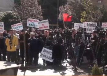 Zgjedhjet për kreun e KMSH-së/ Besimtarët myslimanë tubim para godinës për largimin e Shoqatës Gyleniste