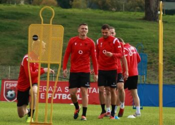 VIDEO/Kombëtarja mbërrin në Suedi, shiten 2 mijë bileta të rezervuara për tifozërinë shqiptare