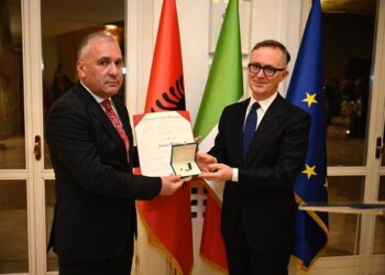 Berisha e sulmon çdo natë/ Arben Kraja nderohet me titullin më të lartë nga Presidenti italian: Ja motivacioni!