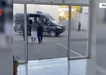 Emri/ Kapet në Kurbin 19-vjeçari i shpallur në kërkim, tentoi t’i ikte policisë: Sekuestrohet arma e zjarrit dhe municioni luftarak