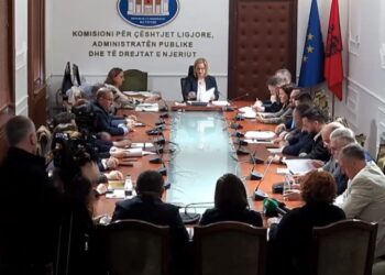 Rikthehet ‘paqja’ në Kuvend, ‘Rithemelimi’ merr pjesë te ‘Ligjet’, Sula: Marrëveshja u bë në Tiranë, tymi doli në Sazan
