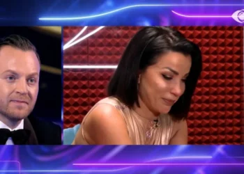 “Gjaku i mamit nëpër mure…”/ Rrëfimi tronditës i Roza Latit, fëmijëria e vështirë, traumat dhe momentet e bukura me të atin