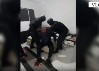 VIDEO/ “Duart lart, policia”, momenti kur RENEA futet brenda bazës së armatimit, Luçiano Deraj arrestohet në dhomën e gjumit