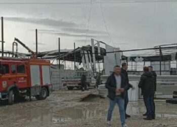 Shpërthimi me 1 të vdekur e 4 të plagosur në Lushnje, drejtuesit e policisë dhe ministri Balla në vendngjarje