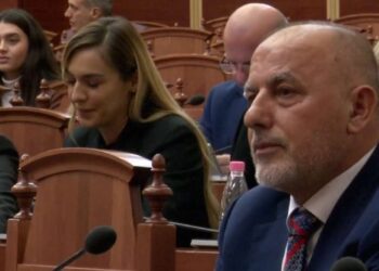 VIDEOLAJM/ Deputeti i ‘Rithemelimit’ godet foltoren me grushte dhe shkon drejt ministrave, ndërhyn Garda