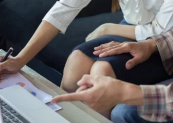“Shefi më tha ‘do rrimë pas punës bashkë, të festojmë me një shishe verë’”/ Del anketa me shifrat e ngacmimeve seksuale në Shqipëri: 60% e të pyeturve…!