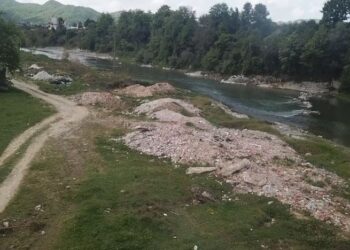 Emri/ Lindi foshnjën, më pas e futi në qese dhe e hodhi në lumë, arrestohet 42-vjeçarja: Ja çfarë pretendoi