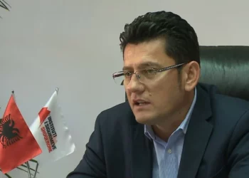 Problemet e pensioneve/ Kreu i Institutit të Sigurimeve Shoqërore thirrje qytetarëve: Mos bini pre e pagës në dorë