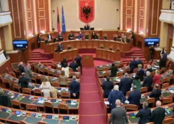 “Jemi rritur me veprën e tij”/ Deputetët e Kuvendit mbajnë një minutë heshtje në nderim të Jorgo Papingjit