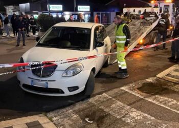 VIDEO / Të shtëna me armë dhe të rinj të shtrirë në trotuar, dalin pamjet pas krimit në Itali