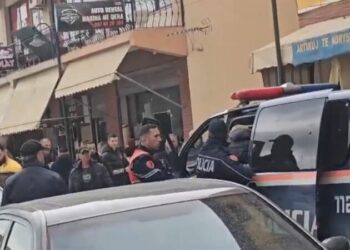 Vrasje në Fier, adoleshenti goditet me thikë në qendër të qytetit