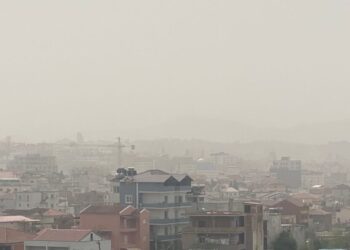 FOTO/ Pluhuri dhe vapa afrikane mbulojnë Tiranën, ekspertët: Situata do vazhdojë deri të enjten