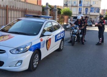 Dhuna/ Ndeshja Kastrioti-Elbasani: Tifozi qëllon me bidon plastik efektivin e policisë dhe nuk i bindet për ta shoqëruar