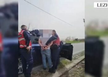 EMRI/ Me armën me fishek në fole gati për qitje, arrestohet 36-vjeçari në Lezhë, ja çfarë iu gjet tjetër në makinë