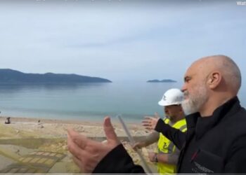 VIDEO/ Vlonjati e fton për t’u larë në det: O gjigand hajde provoje, se je djalë i ri! Rama: I kemi ndarë punët