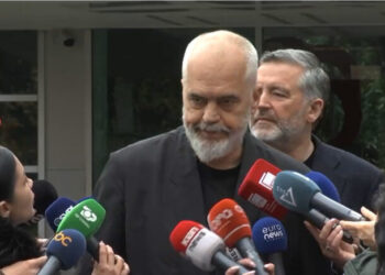Rama reagon sërish për ‘incidentin’ me gazetaren: Gjest i pafajshëm, si përkëdhelje miqësore mbi supe! S’kishte agreson as frikësim