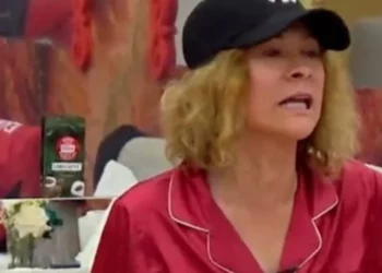 VIDEO / “Po kërkoj foton e babit”, Egla shpërthen ndaj banorëve: Qelbësira! Na ndyni kujtimet…