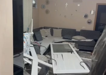 Dritare, dyer dhe orendi të rrëzuara në tokë: Shpërthimi i fuqishëm në Lushnjë shkatërron shtëpinë, jetonin tetë anëtarë