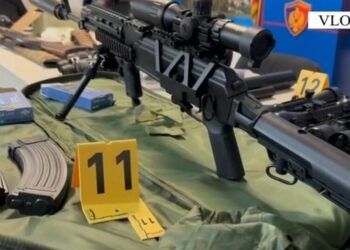 Snajperat u shpërndanë me firmë nga shteti i Berishës në ’97! Dervishi: Edhe politikanët u interesuan për shërbimet e ‘killerit’ Julian Sinanaj