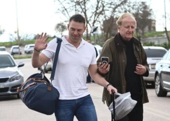 Në krye të partisë më të madhe opozitare prej 5 muajsh, lideri i Syrizës shkon të kryejë shërbimin e detyruar ushtarak