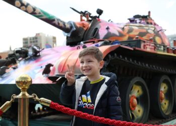 VIDEO+FOTO/ Peleshi: Një prezantim shpresëdhënës pro paqes e kundër luftës në këto ditë të vështira