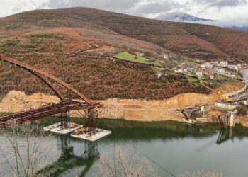 E lartë 56 metra e peshon 5 mijë ton, vijon puna për vendosjen e urës së madhe në Kukës: Gati për qytetarët këtë sezon veror