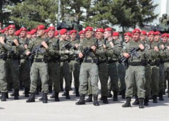 VIDEO/ Emocionuese, ushtarët e Kosovës këndojnë këngën kushtuar Adem Jasharit