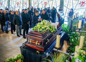 Mijëra persona i japin lamtumirën e fundit boksierit shqiptar të vrarë në Gjermani