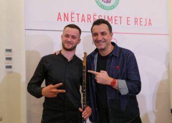 VIDEO / Anëtarësimet në PS: I riu nga Vaqarri surprizon të pranishmit, këndon me çifteli