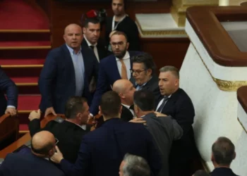 Socialistët ulen në tryezë me Rithemelimin, të pranishëm edhe Doda e Shehi. Zbardhen kërkesat e Bardhit