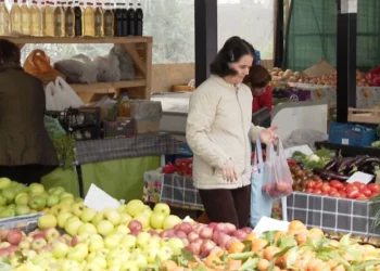 Bie inflacioni, por qytetarët vazhdojnë të paguajnë çmime të kripura për produktet bazë