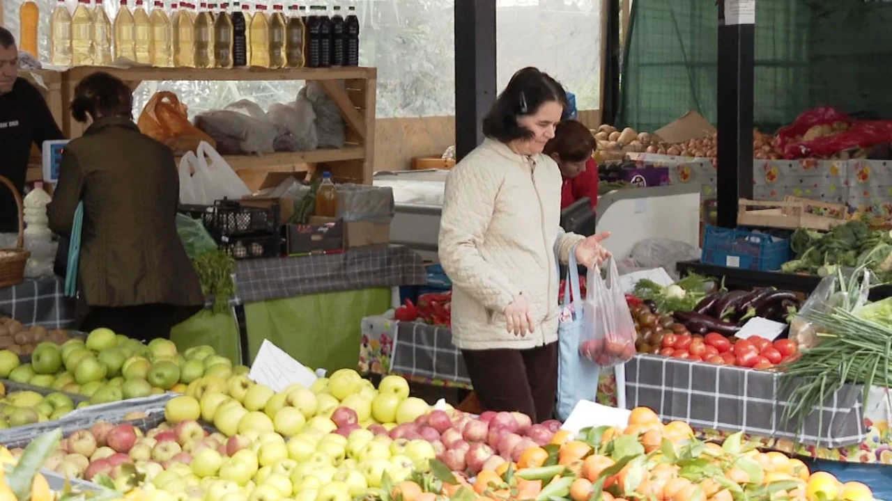 Bie inflacioni, por qytetarët vazhdojnë të paguajnë çmime të kripura për produktet bazë