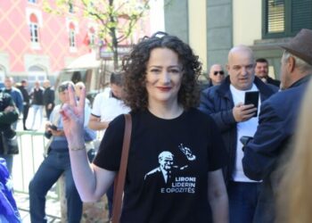 Rithemelimi proteston para Bashkisë Tiranë, Sali Lusha dhe Argita Berisha në krye të turmës