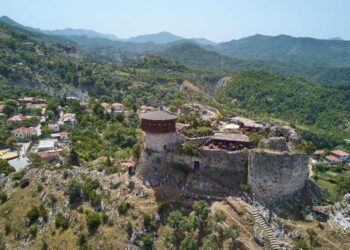 U ndërtua me leje false, Prokuroria e Tiranës sekuestron vilën 2-katëshe në Petrelë