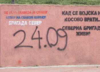 “Kur ushtria të kthehet në Kosovë”, grafite në veri, policia: Mbetemi vigjilentë për çdo akt kriminal