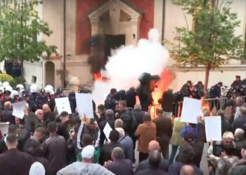 VIDEO: Tym e flakë te Bashkia e Tiranës, militantët e Berishës dhe Metës hedhin molotovë