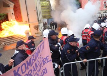 Molotovë mbi kokat e policëve, SHBA dhe BE kritika Berishës e Metës: Refuzoni çdo lloj dhune!
