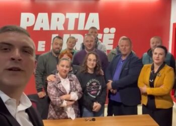 VIDEOLAJM / Nën gjurmët e Ilir Metës, Tedi Blushi nis të recitojë si kryetari: Lumja ti moj Korça lule…