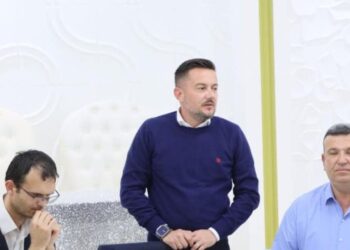 “I kemi rrogat e ulëta, as drekë s’ju jap dot”/ Kryebashkiaku i Gramshit tregohet i sinqertë me gazetarët