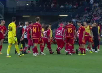 VIDEO/Ndërpritet ndeshja e Serisë A, mbrojtësi i Romës bie në fushë!