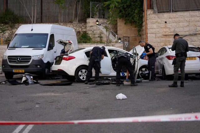 Makina përplas besimtarët në Jerusalem, autorëve iu ngecin armët para se t’i qëllonin