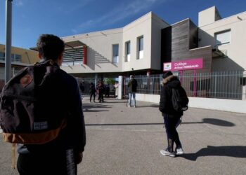 E dhunuan me grushta dhe shkelma pranë shkollës, vdes 15-vjeçari në Francë