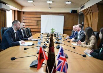 Modernizimi i burgjeve/Ambasadori britanik takon ministrin Manja dhe drejtorin Qose