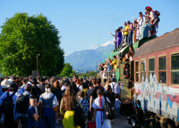 “Andrra në tren”/ Festa e xhazit nga Tirana në Shkodër, tema e Edicionit VI, sjell veshjet e viteve ’50