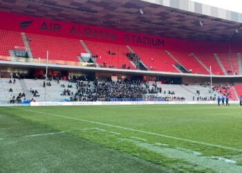 FOTO/Derbi i kryeqytetit, “zhduken” stolat nga tribunat e stadiumit “Air Albania”