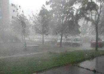 Moti – Reshje shiu, stuhi dhe borë në lartësi 800 metra në nivel deti