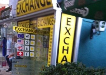 Turistët dhe emigrantët shtojnë numrin e pikave të këmbimit valutor