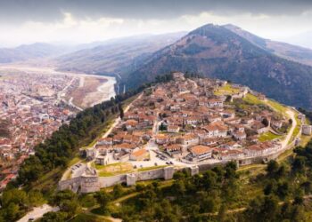 “Lonely Planet”: Berati mes kështjellave, kanioneve dhe maleve të shenjta